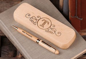 Logo-graveren-in-hout-pennen