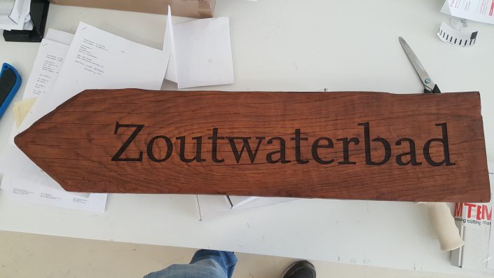 Borden hout graveren wegwijzers