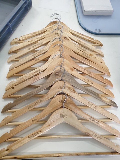 dichtbij belegd broodje Het is goedkoop Tip: Houten Kleerhangers Graveren - Snel & Voordelig Lasersnijden of  Graveren - Woodlaser - #1 in Nederland & België